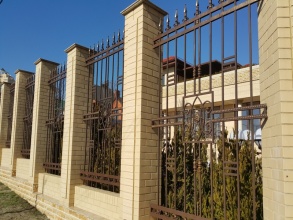 Кирпичный забор с ковкой  10 метров фото в Скоропусковском