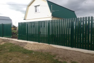 Забор из евроштакетника на ленточном фундаменте 70 метров фото в Скоропусковском