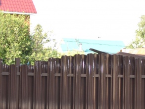 Забор из евроштакетника на ленточном фундаменте 10 метров фото в Скоропусковском